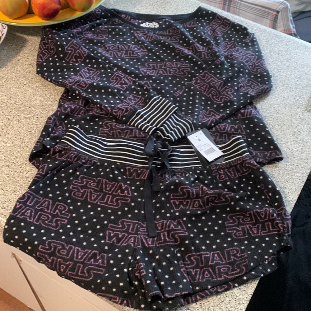 Star Wars women’s medium pajama set sweatshirt & Shorts Black white & purple